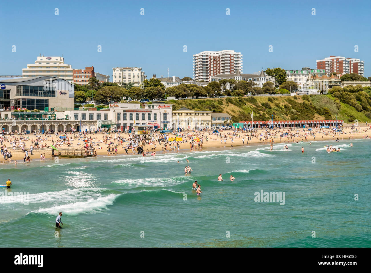 Touristes à la plage de la station de vacances Bournemouth, Dorset, Angleterre du Sud Banque D'Images