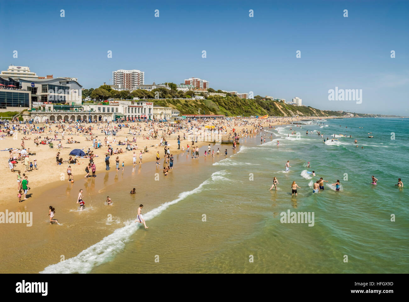 Touristes à la plage de la station de vacances Bournemouth, Dorset, Angleterre du Sud Banque D'Images