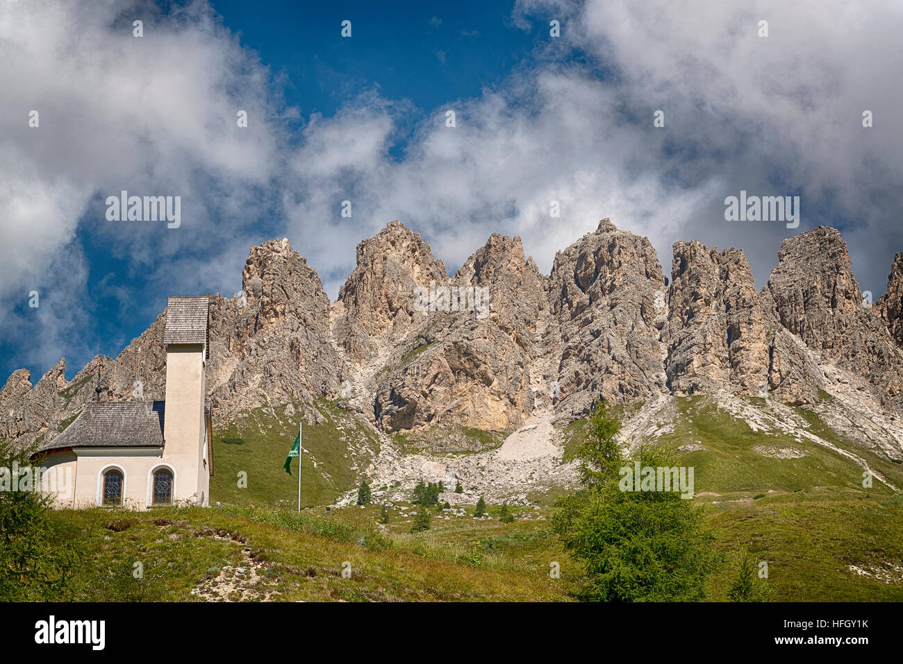 Petite église au Gardena Pass avec des montagnes en arrière-plan du Groupe Cir, Dolomites Banque D'Images