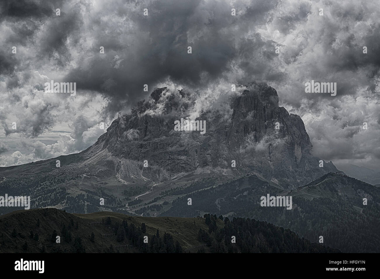 Haut de Langkofel dans les nuages vus de Dantercepies, après-midi d'été - Val Gardena, Dolomites Banque D'Images