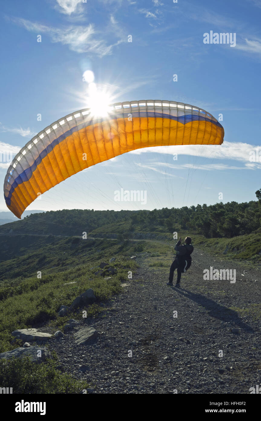 Vic la Gardiole, Hérault, 29 Dec, 2016 Occitanie. Tentative de décollage en parapente du sommet du massif de la Gardiole dans de bonnes conditions météorologiques. Credit : Digitalman/Alamy Live News Banque D'Images