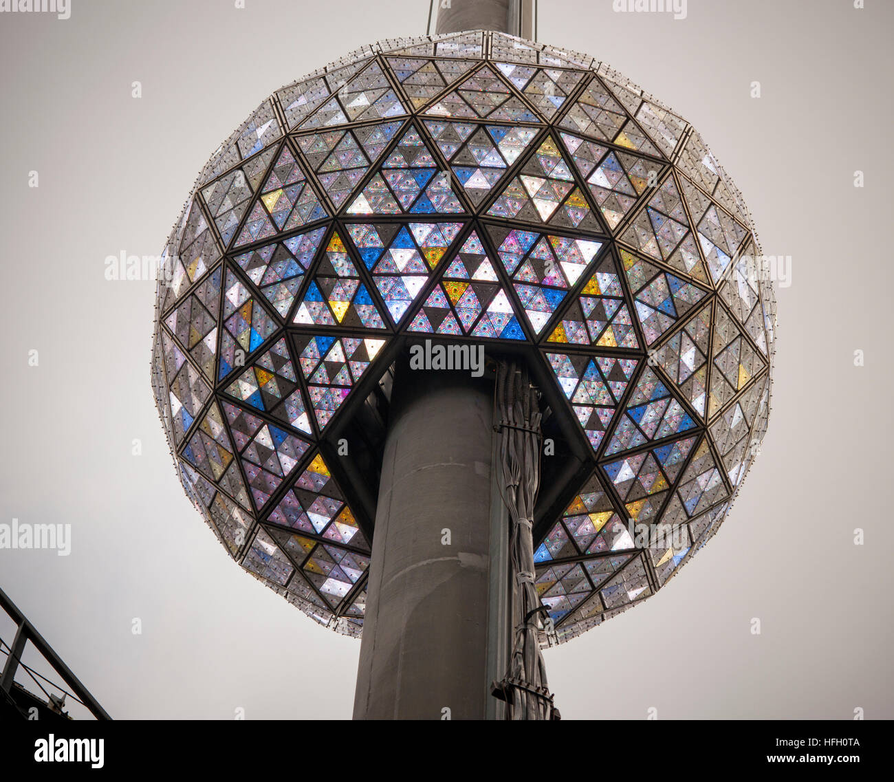 New York, USA. Déc 30, 2016. Le Nouvel An balle sur le toit d'un Times Square est à l'essai le Vendredi, Décembre 30, 2016. Les 12 pieds de diamètre, couvert de 2 668 Cristaux de Waterford, est éclairée par 32 256 ampoules LED Philips écoénergétiques et pèse 11 875 livres. Il peut afficher 16 millions de couleurs et des milliards de différents schémas de souhaiter la bienvenue à la nouvelle année. © Richard Levine/Alamy Live News Banque D'Images