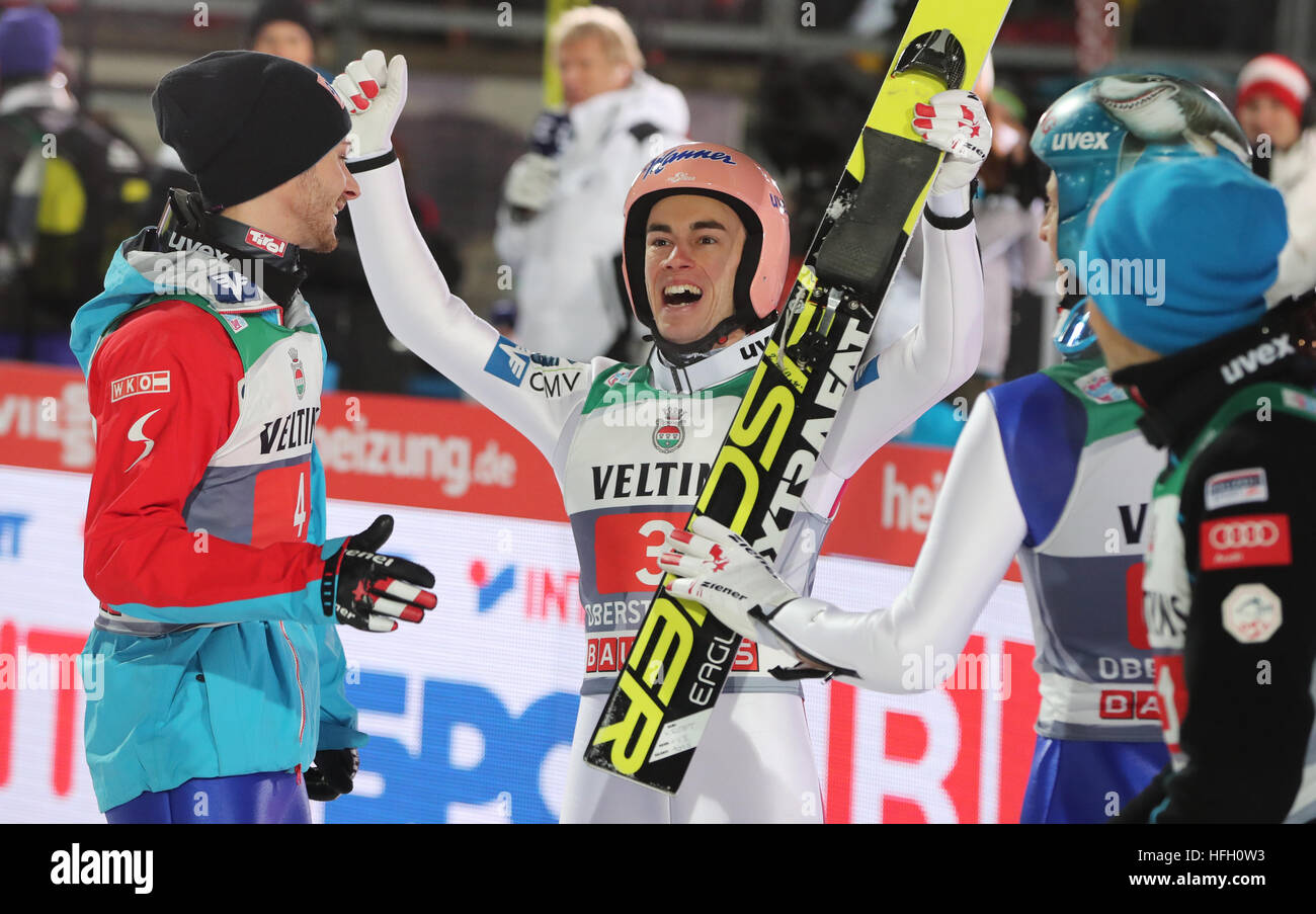 Oberstdorf, Allemagne. Déc 30, 2016. Saut à ski autrichien Manuel Fettner (l) et Stefan Kraft (M) célébrer après le deuxième tour à la 65e tournoi quatre collines sur le ski de Schattenberg à Oberstdorf, Allemagne, 30 décembre 2016. Photo : Daniel Karmann/dpa/Alamy Live News Banque D'Images