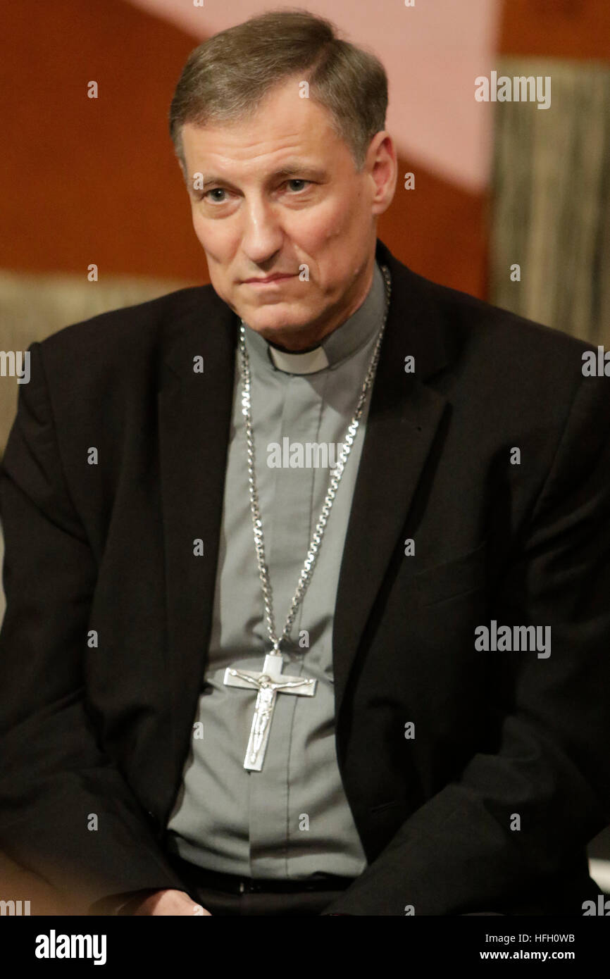 La Lettonie, Riga. Le 30 décembre 2016. Zbignevs Stankevics catholique, l'Archevêque de Riga, est représenté à la conférence de presse. Il était accompagné de Lukas Kundert, le président de l'Église Conseil (équivalent d'un évêque) de l'église de Evangelical-Reformed le canton Bâle-Ville en Suisse, et Stefan Kemmler, le doyen du diocèse catholique romain de Bâle. Crédit : Michael Debets/Alamy Live News Banque D'Images