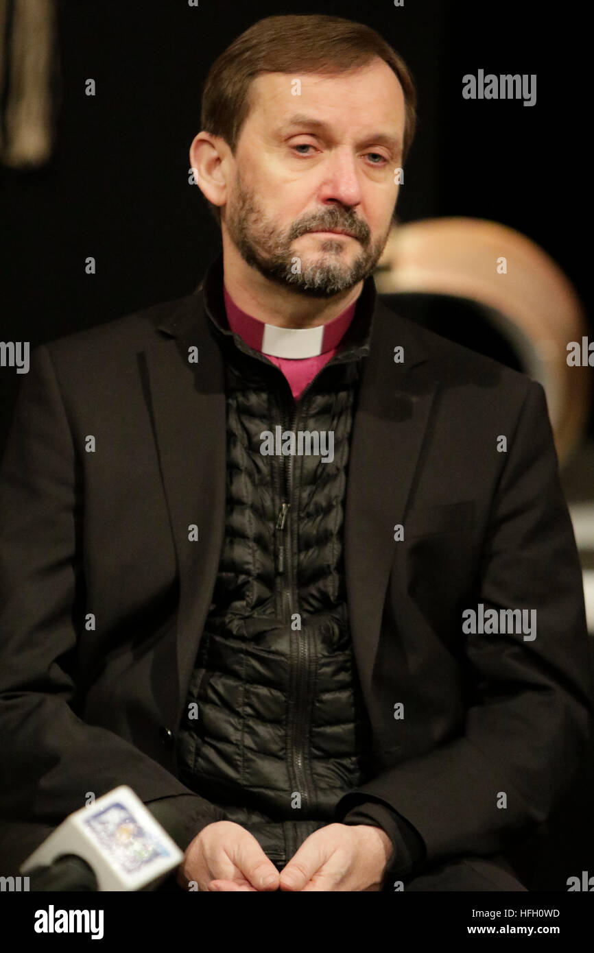La Lettonie, Riga. Le 30 décembre 2016. Janis Vanags, l'Archevêque de Riga à partir de l'Église évangélique luthérienne de Lettonie, est représenté à la conférence de presse. Il était accompagné de Lukas Kundert, le président de l'Église Conseil (équivalent d'un évêque) de l'église de Evangelical-Reformed le canton Bâle-Ville en Suisse, et Stefan Kemmler, le doyen du diocèse catholique romain de Bâle. Crédit : Michael Debets/Alamy Live News Banque D'Images