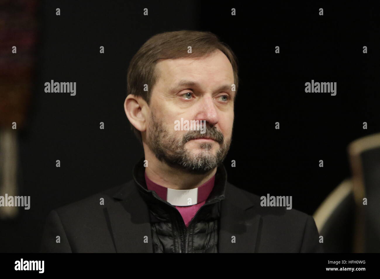La Lettonie, Riga. Le 30 décembre 2016. Janis Vanags, l'Archevêque de Riga à partir de l'Église évangélique luthérienne de Lettonie, est représenté à la conférence de presse. Il était accompagné de Lukas Kundert, le président de l'Église Conseil (équivalent d'un évêque) de l'église de Evangelical-Reformed le canton Bâle-Ville en Suisse, et Stefan Kemmler, le doyen du diocèse catholique romain de Bâle. Crédit : Michael Debets/Alamy Live News Banque D'Images
