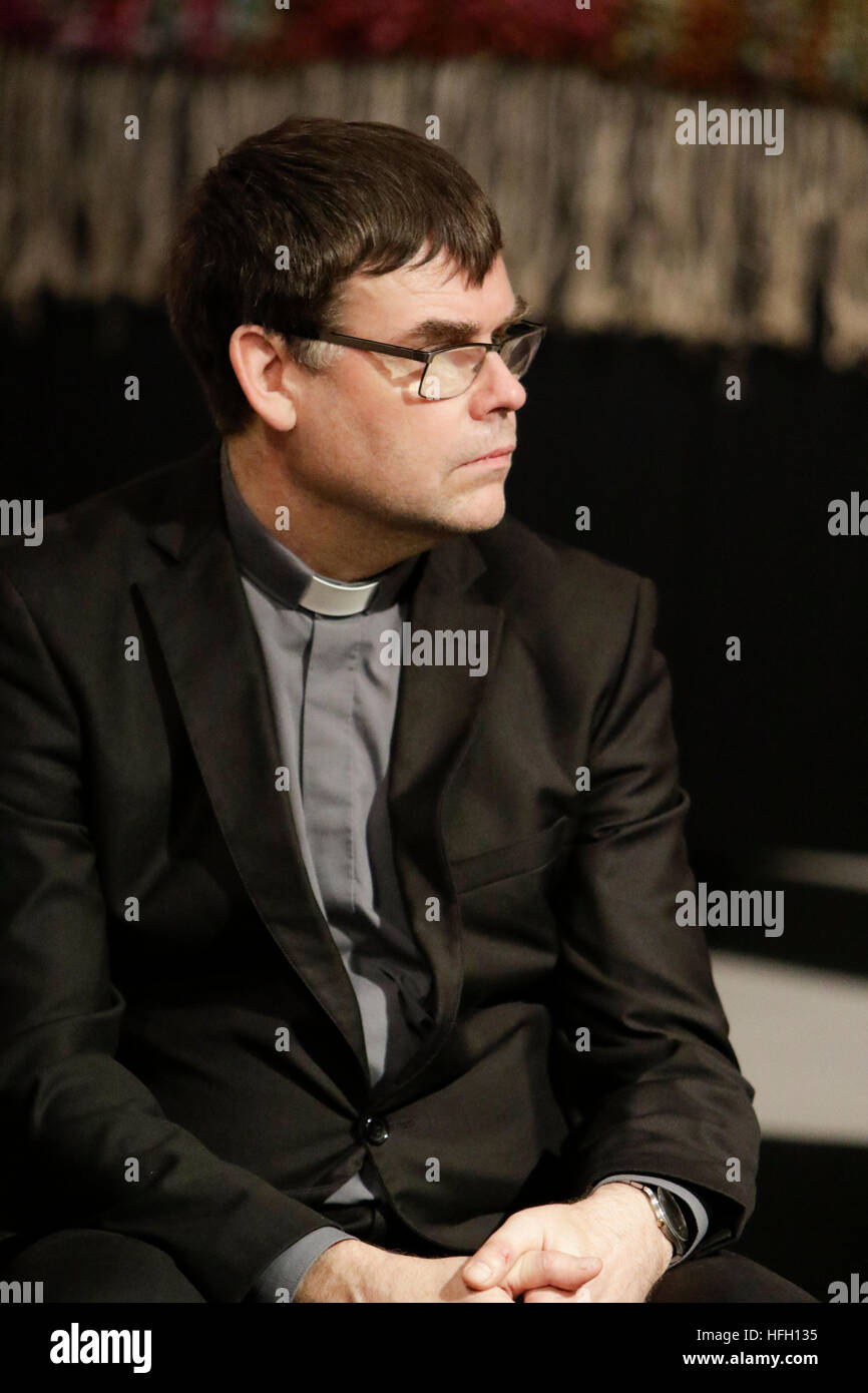 La Lettonie, Riga. 30thDecember 2016. Le représentant de l'Baptistes en Lettonie, est représenté à la conférence de presse. Frère Alois, le Prieur de la communauté de Taizé, a annoncé la ville suisse de Bâle Riga comme ville hôte des 2017 Pèlerinage de confiance sur la terre lors d'une conférence de presse et la prière du soir. Il était accompagné de Lukas Kundert, le président de l'Église Conseil (équivalent d'un évêque) de l'église de Evangelical-Reformed le canton Bâle-Ville en Suisse, et Stefan Kemmler, le doyen du diocèse catholique romain de Bâle. Crédit : Michael Debets/Alamy Live News Banque D'Images