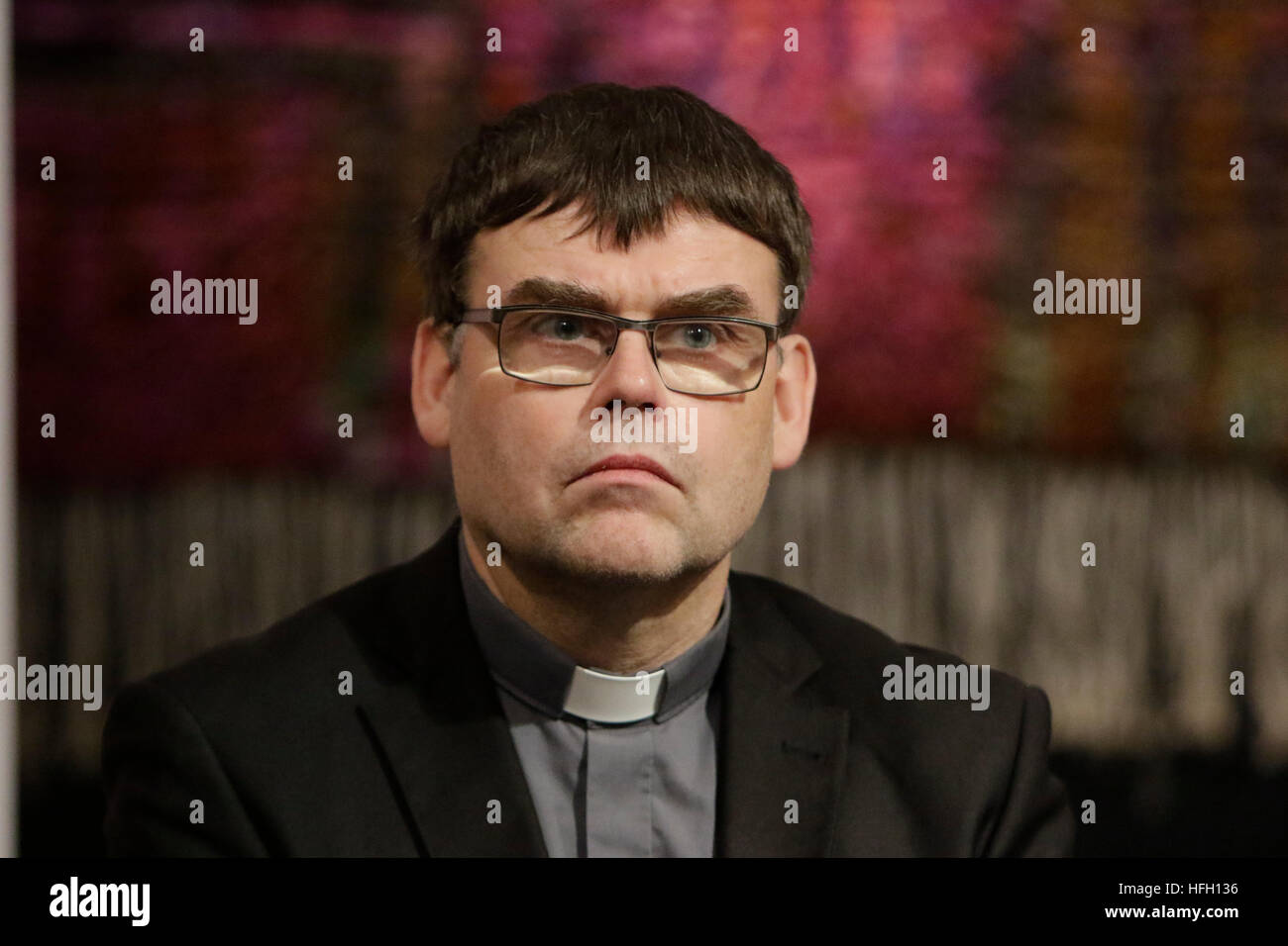 La Lettonie, Riga. 30thDecember 2016. Le représentant de l'Baptistes en Lettonie, est représenté à la conférence de presse. Frère Alois, le Prieur de la communauté de Taizé, a annoncé la ville suisse de Bâle Riga comme ville hôte des 2017 Pèlerinage de confiance sur la terre lors d'une conférence de presse et la prière du soir. Il était accompagné de Lukas Kundert, le président de l'Église Conseil (équivalent d'un évêque) de l'église de Evangelical-Reformed le canton Bâle-Ville en Suisse, et Stefan Kemmler, le doyen du diocèse catholique romain de Bâle. Crédit : Michael Debets/Alamy Live News Banque D'Images