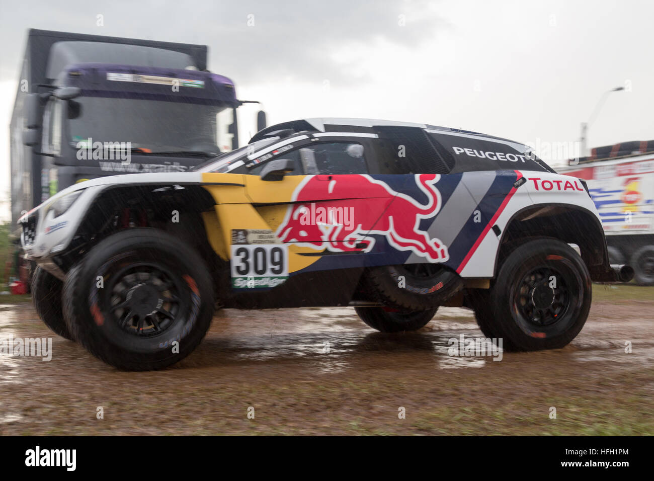 Asunción, Paraguay. 30 décembre 2016. Vue de #309 - Team Peugeot Total (chauffeur: Sébastien Loeb) car, vu pendant la journée technique de scrutateurs au 2017 Dakar Rally Waiting Park, base aérienne de nu Guazu, Luque, Paraguay. Credit: Andre M. Chang/Alamy Live News Banque D'Images