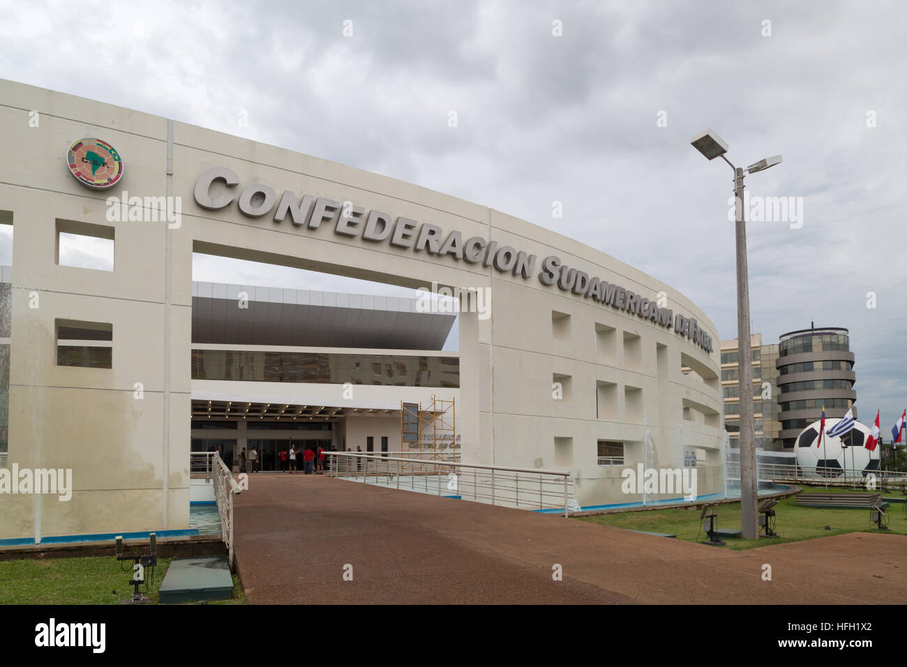 Asuncion, Paraguay. 30 décembre 2016. Le centre de congrès CONMEBOL est vu en 2017 le jour des contrôles administratifs du rallye de Dakar, Luque, Paraguay. Crédit: Andre M. Chang/Alay Live News Banque D'Images