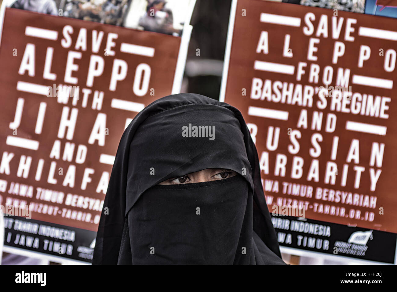 Surabaya, à l'Est de Java, Indonésie. 26Th Dec 2016. Tenir les musulmans de l'Indonésie au cours de bannières de protestation contre le régime Assad et les forces de la Russie et de ses partisans d'attaques contre des civils et de la situation humanitaire dans la région de Surabaya, Indonésie, province de Java Est. © Sijori Images/ZUMA/Alamy Fil Live News Banque D'Images