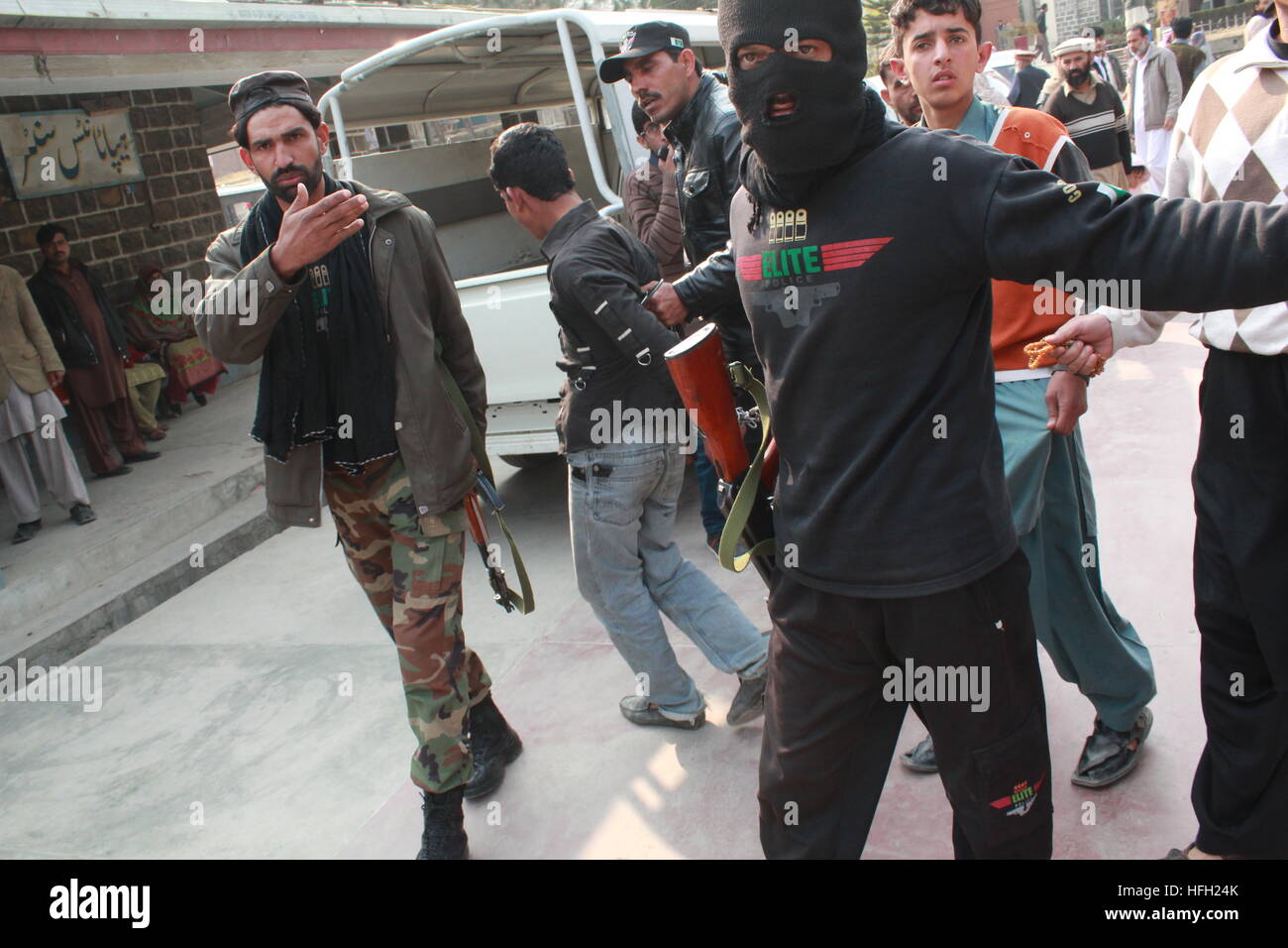 D'Abbottabad, au Pakistan. 31 Dec, 2016. Dec31 - Touseef Ahmed et Hassan Ali CTD sur la garde, qui aurait meurtre 4 ans Marva lors d'enlèvements contre rançon dans Jhangi Syedan domaine. Cour ont accordé 15 jours de détention physique tant pour l'enquête. © Sultan Dogar/Alamy Live News Banque D'Images