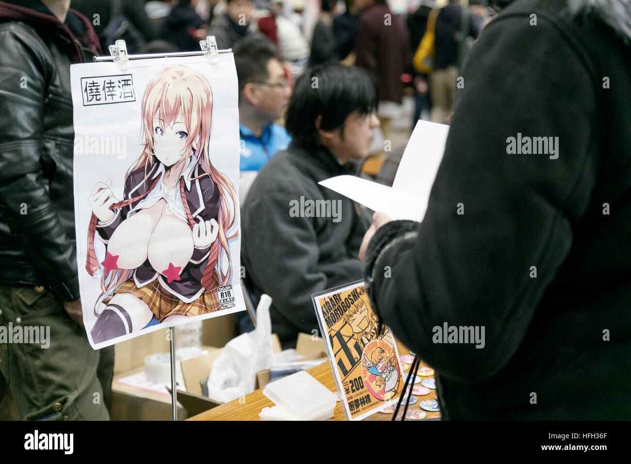 Tokyo, Japon. 31 Dec, 2016. Un homme lit un livre de manga pendant le marché de la bande dessinée 91 (Comiket) Événement à Tokyo Big Sight le 31 décembre 2016, Tokyo, Japon. Manga et anime fans sont arrivés dans les premières heures du matin le jour de l'ouverture de la 3-journée événement. Deux fois par an en août et décembre, le Comiket a été la promotion de manga, anime, jeu et culture cosplay depuis sa création en 1975. © Rodrigo Reyes Marin/AFLO/Alamy Live News Banque D'Images