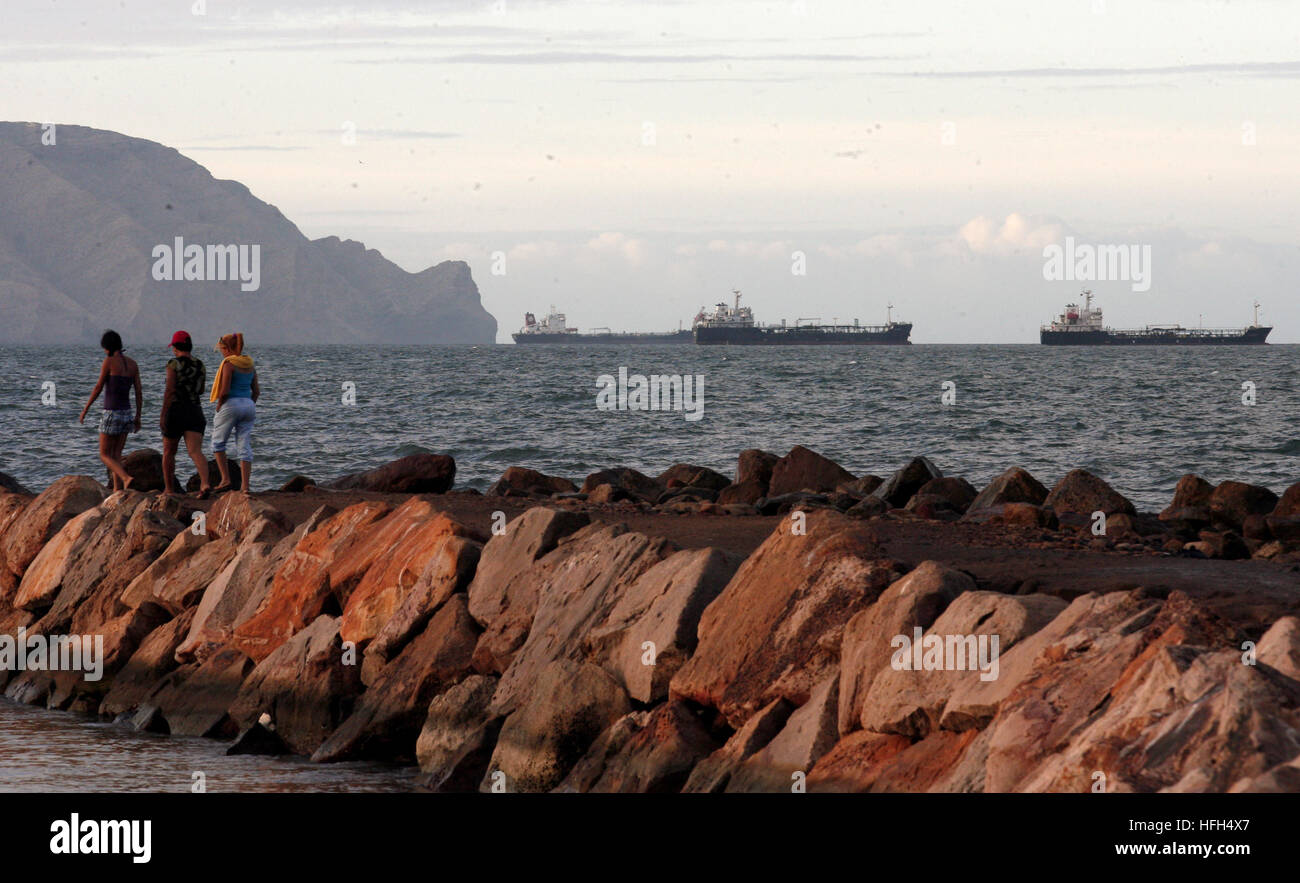 Lecheria, Anzoategui, Venezuela. 28 Dec, 2016. 28 de diciembre de 2016. Residentes y turistas disfrutan del mar, arena y sol en Playa Lido, de Lecheria, estado Anzoategui. Venezuela © Juan Carlos Hernandez/ZUMA/Alamy Fil Live News Banque D'Images