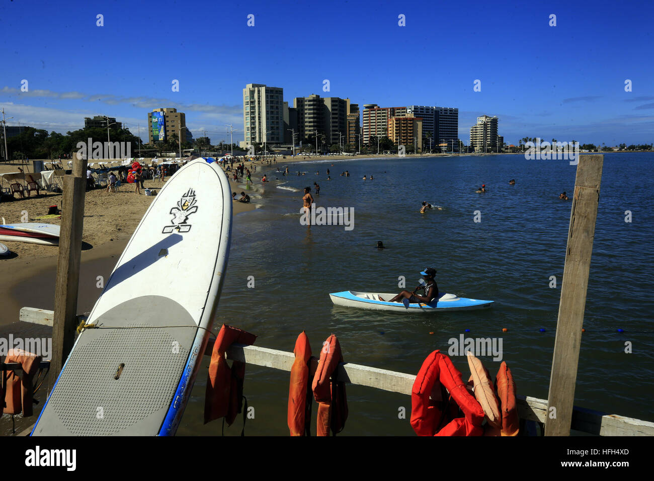 Lecheria, Anzoategui, Venezuela. Dec 29, 2016. 28 de diciembre de 2016. Residentes y turistas disfrutan del mar, arena, sol, caminar y pasear en el boulevard Eneas Perdomo, en Playa Lido, de Lecheria, estado Anzoategui. Venezuela © Juan Carlos Hernandez/ZUMA/Alamy Fil Live News Banque D'Images