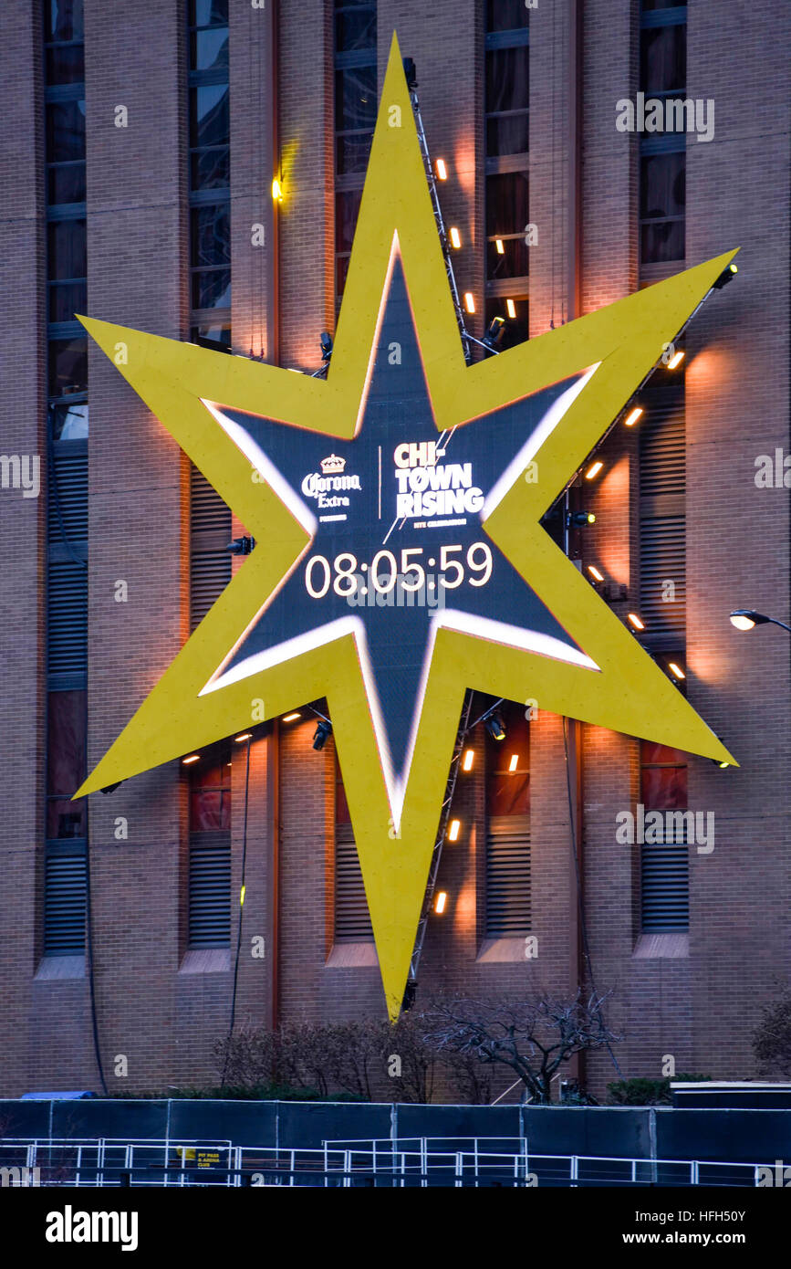 Chicago, USA. 31 décembre 2016. Les préparatifs de dernière minute ont lieu pour Chi-Town en hausse et le star géant sur le côté de l'hôtel Hyatt Regency Chicago hotel à côté de la rivière Chicago. Des milliers de personnes sont attendues à l'événement de l'An qui verra l'étoile au sommet de l'immeuble à minuit pour voir dans la nouvelle année. © Stephen Chung / Alamy Live News Banque D'Images