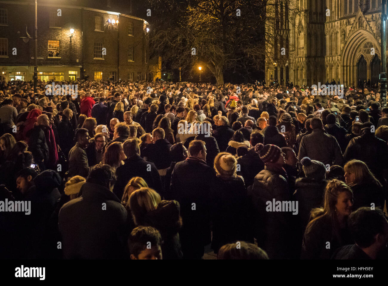 York, Royaume-Uni. 31 Décembre, 2016. Les fêtards de la Saint-Sylvestre se rassemblent à York Minster pour célébrer le début de 2017. Dans le sillage de la récente attaque du chariot de la terreur à Berlin, la police a utilisé des cars pour bloquer l'accès des véhicules à la Cathédrale, et un contingent de policiers armés ont participé à l'événement. Bailey-Cooper Photo Photography/Alamy Live News Banque D'Images