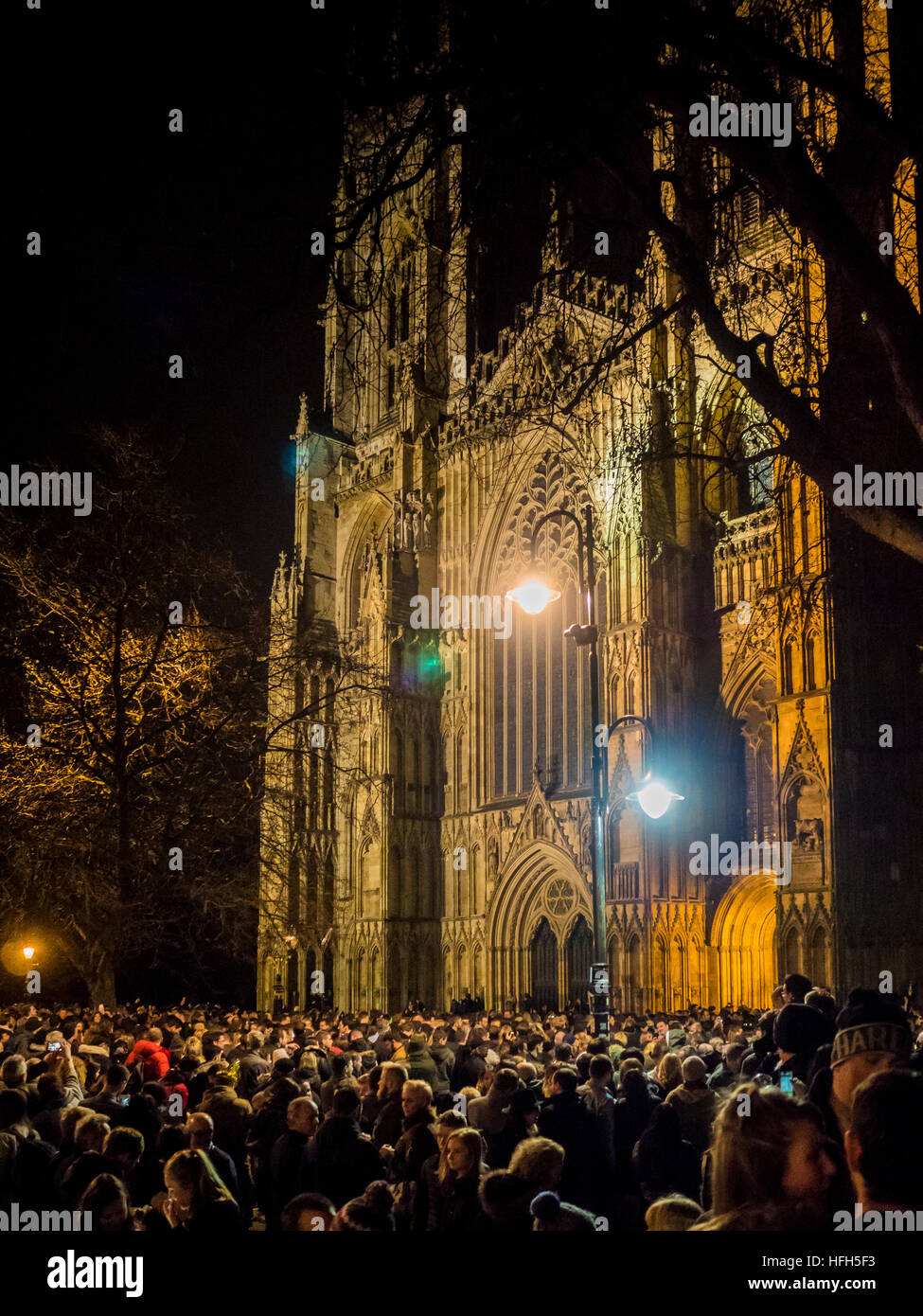 York, Royaume-Uni. 31 Décembre, 2016. Les fêtards de la Saint-Sylvestre se rassemblent à York Minster pour célébrer le début de 2017. Dans le sillage de la récente attaque du chariot de la terreur à Berlin, la police a utilisé des cars pour bloquer l'accès des véhicules à la Cathédrale, et un contingent de policiers armés ont participé à l'événement. Bailey-Cooper Photo Photography/Alamy Live News Banque D'Images