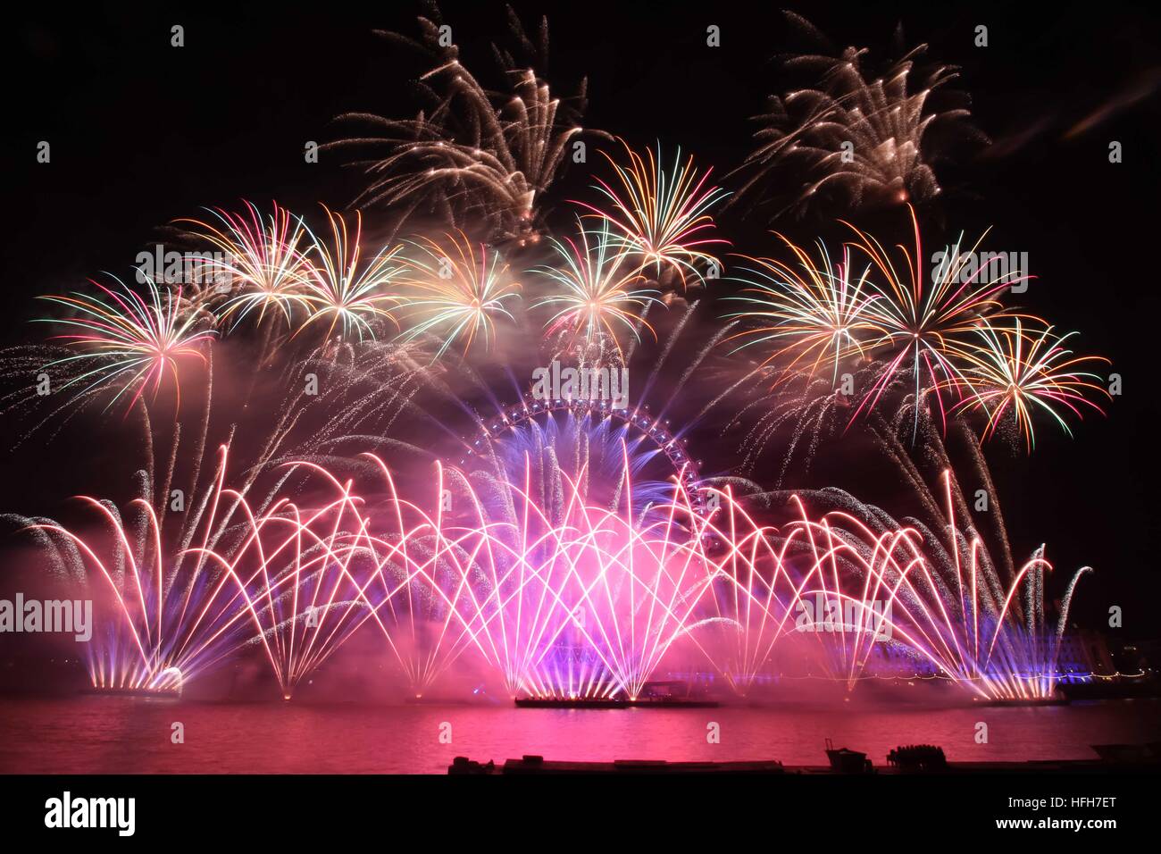 Londres, Royaume-Uni. 1er janvier 2017. D'artifice sont tirés depuis la grande roue London Eye pour marquer le début de la nouvelle année. Crédit : Paul Brocklehurst/Alamy Live News Banque D'Images