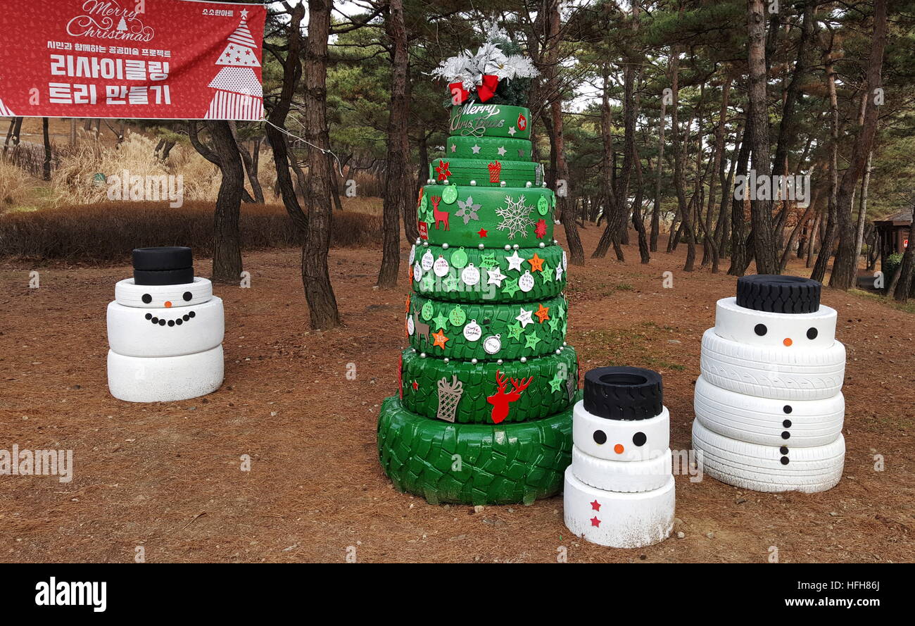 Séoul, Corée du Sud - 31 décembre 2016 : un arbre de Noël et des bonhommes faits de pneus dans le parc Namsan. Stanislav/Varivoda TASS Banque D'Images
