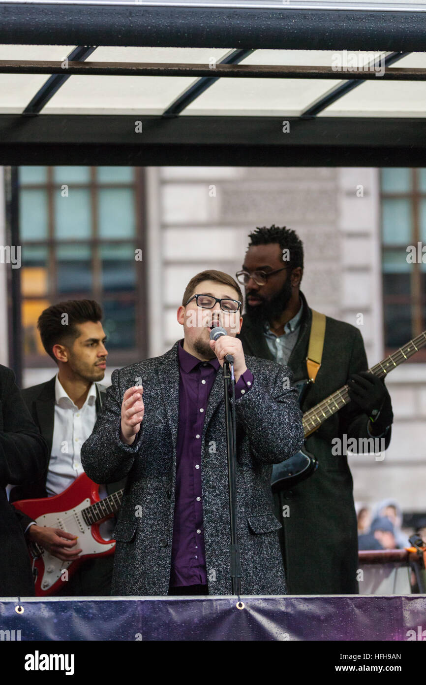 Westminster, Londres, 1er janvier 2017. X-Factor's Che Chesterman perfoms. Le London New Year's Day Parade, LNYDP, 2017 a été un tournant de l'année 1987 et dispose d'une tradition depuis plusieurs milliers d'artistes de partout dans le monde. Credit : Imageplotter News et Sports/Alamy Live News Banque D'Images