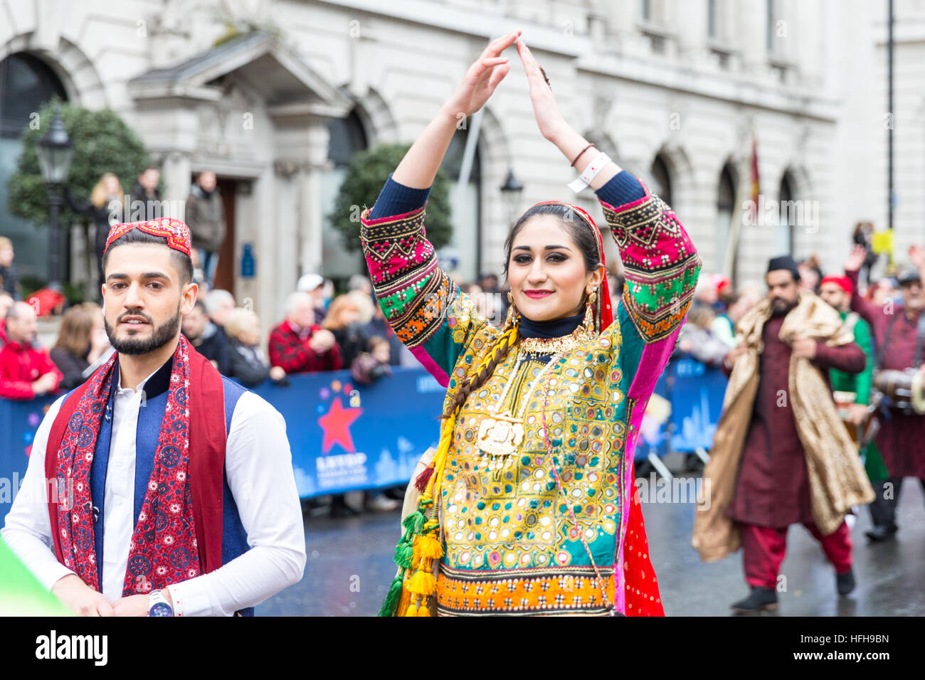 Westminster, Londres, 1er janvier 2017. Les participants du Haut-commissariat du Pakistan effectuer dans le défilé. Le London New Year's Day Parade, LNYDP, 2017 a été un tournant de l'année 1987 et dispose d'une tradition depuis plusieurs milliers d'artistes de partout dans le monde. Credit : Imageplotter News et Sports/Alamy Live News Banque D'Images