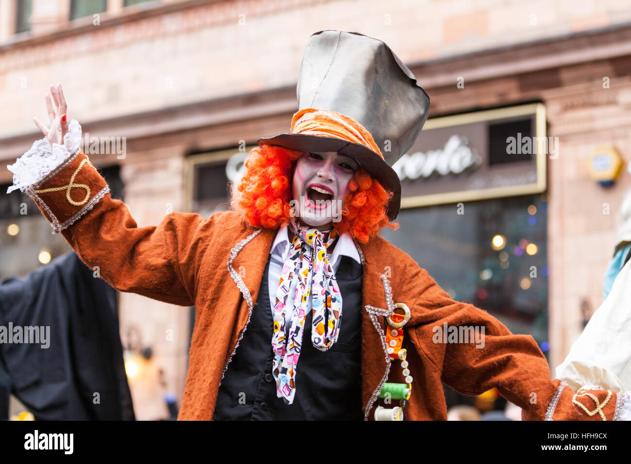 Westminster, Londres, 1er janvier 2017. Les participants et les spectateurs profiter de la parade. Le London New Year's Day Parade, LNYDP, 2017 a été un tournant de l'année 1987 et dispose d'une tradition depuis plusieurs milliers d'artistes de partout dans le monde. Credit : Imageplotter News et Sports/Alamy Live News Banque D'Images