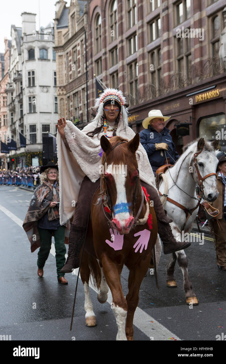 London,UK,1er janvier 2017,Londres défilé du Nouvel An 2017 se déroule selon un tracé de Piccadilly à Westminster. La parade contient des danseurs,flotteurs,fanfares,voitures,spectacle,des fanfares,cheerleaders et est un événement annuel regroupant des milliers de visiteurs le long de l'itinéraire du défilé.©Keith Larby/Alamy Live News Banque D'Images