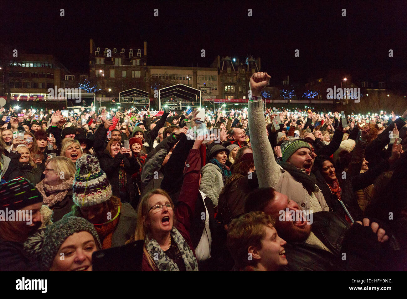 Edinburgh, Ecosse, Royaume-Uni. 31 Dec, 2016. Paulo Nutini joue sur la scène à Edinburgh's Princess Street Gardens dans le cadre d'Édimbourg célébrations Hogmanay on Dec 31st, 2016 à Édimbourg, Écosse Pako Mera/Alamy Live News Banque D'Images