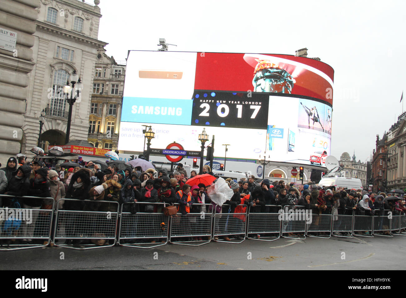 ​London, UK. 1er janvier 2017. Les Londoniens voir au Piccadilly pendant la défilé du Nouvel An en London​ ​On 1 Janvier 2017​ ​About. 8 000 artistes représentant le ​About 8 000 artistes du monde entier ont pris part à la Parade du Nouvel An 2017, qui avait pour thème "Lights, Camera, Action" . La parade est de commencer à 12h00, et suivre la route habituelle à partir de la station de métro Green Park et la fin à la place du Parlement en pm IS3.30, via Piccadilly Circus, Regent Street, Pall Mall, Trafalgar Square et de Whitehall. © David Mbiyu/Alamy Live News Banque D'Images