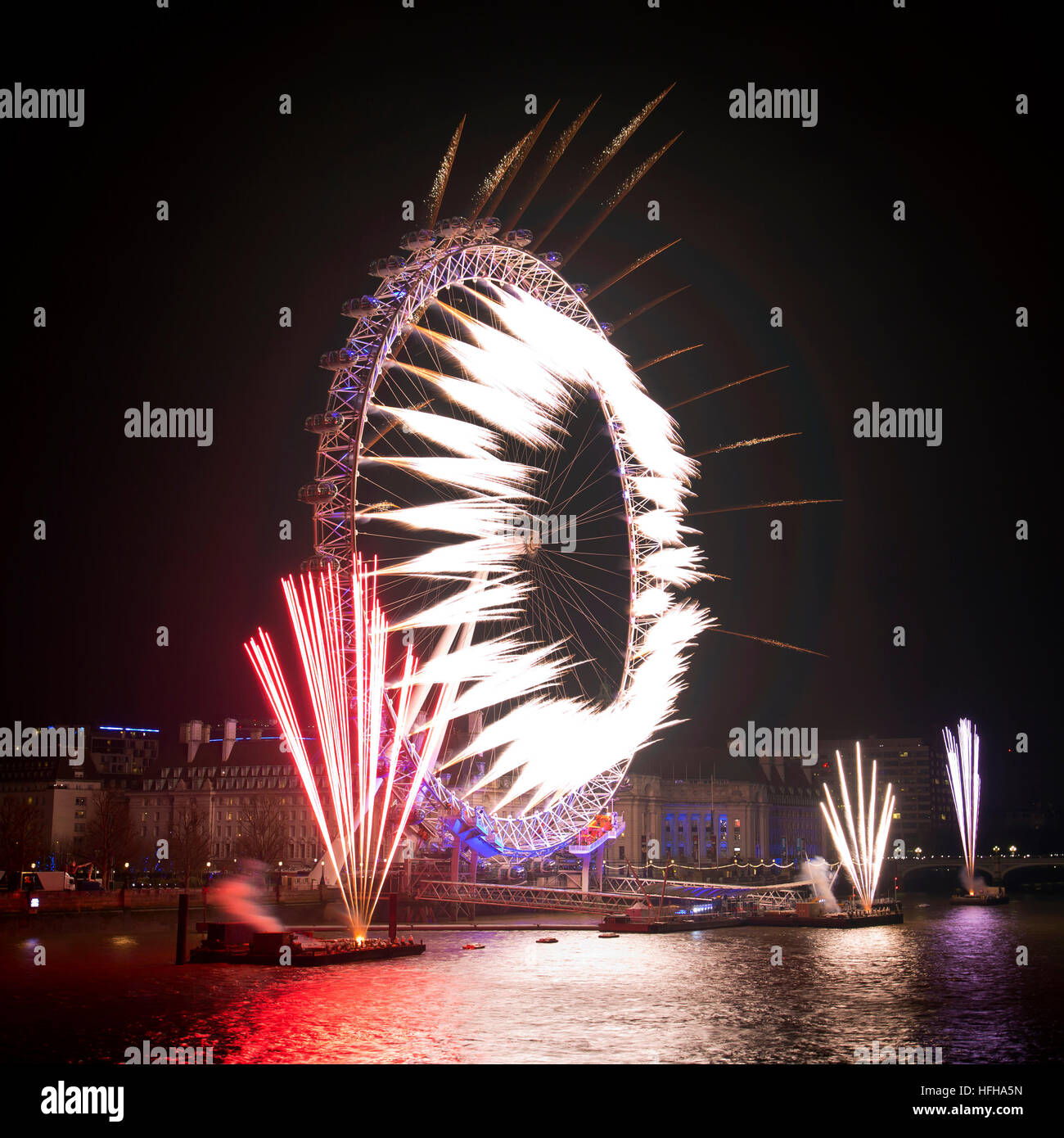 Londres, Royaume-Uni. 1er janvier 2017. D'artifice du Nouvel An explosent sur la Tamise et le London Eye comme vu de Hungerford Bridge pour marquer le début de la nouvelle année pour 2017. Credit : Oliver Dixon/Alamy Live News Banque D'Images