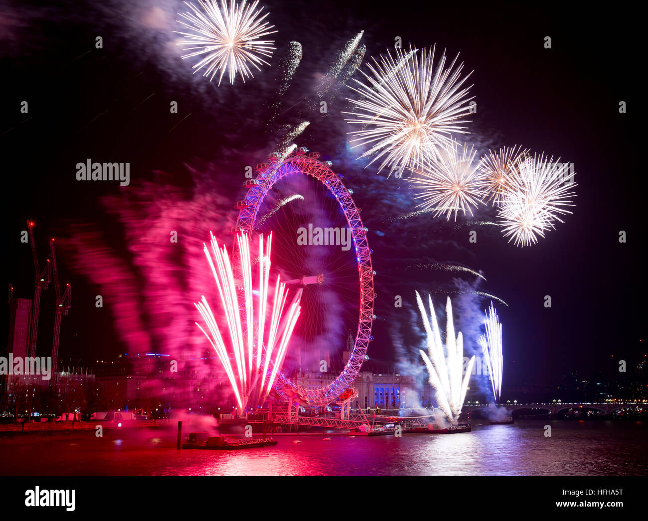 Londres, Royaume-Uni. 1er janvier 2017. D'artifice du Nouvel An explosent sur la Tamise et le London Eye comme vu de Hungerford Bridge pour marquer le début de la nouvelle année pour 2017. Credit : Oliver Dixon/Alamy Live News Banque D'Images