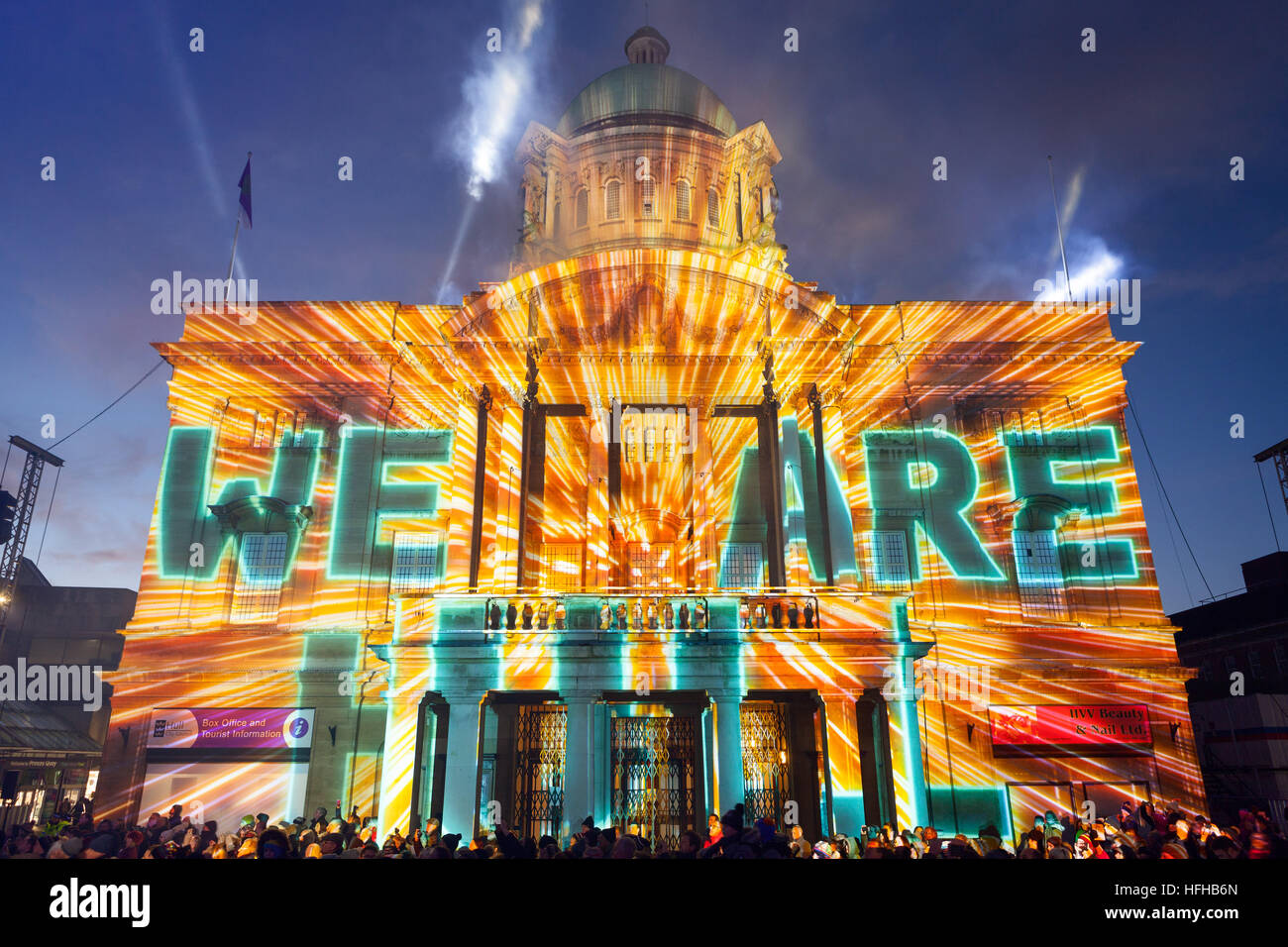 Hull, East Yorkshire, UK. 1er janvier 2017. Hull 2017 UK Ville de culture démarre avec les "made in Hull', qui inclut les bâtiments dans les projections sur la place de la Reine Victoria . © LEE BEEL/Alamy Live News Banque D'Images