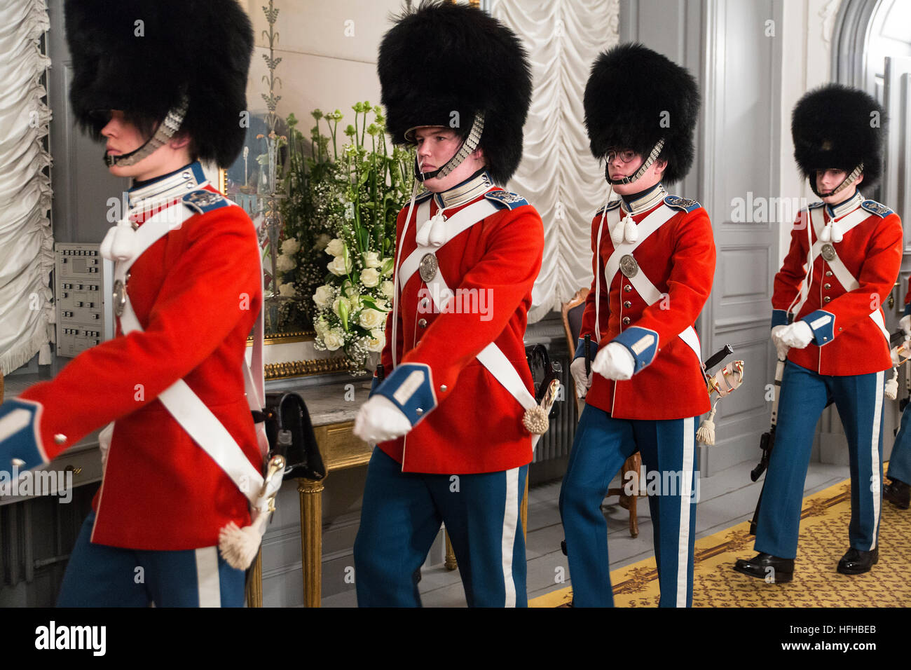 Copenhague, Danemark. 06Th Jan, 2017. La Royale Vie garde arrive à la Reine Margrethe de Danemark a réception du Nouvel An à Amalienborg à Copenhague. © OJPHOTOS/Alamy Live News Banque D'Images