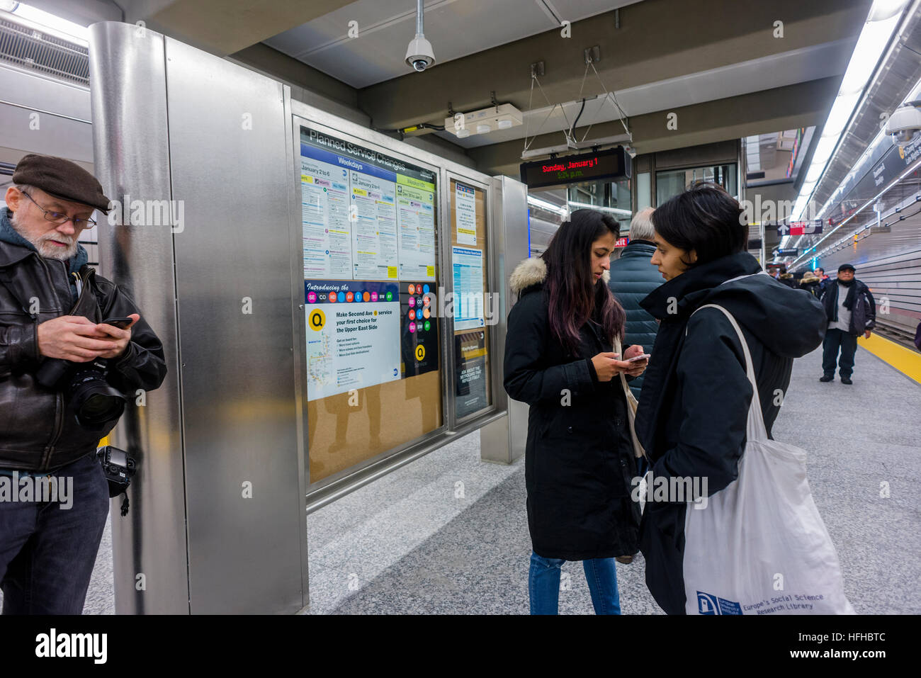 New York, États-Unis 1 janvier 2017 - Après près d'un siècle la Deuxième Avenue Subway enfin ouverte au public le jour du Nouvel An. Trois nouvelles stations, au 72e, 86e et 96e rues, ainsi qu'une extension au 63e ont été ajoutés à la BMT et coût 4,4 milliards de dollars. Le nouvel état de l'art d'une ligne de métro s'étend le long de la BMT lignes à Brighton Beach, Brooklyn. ©Stacy Walsh Rosenstock Banque D'Images