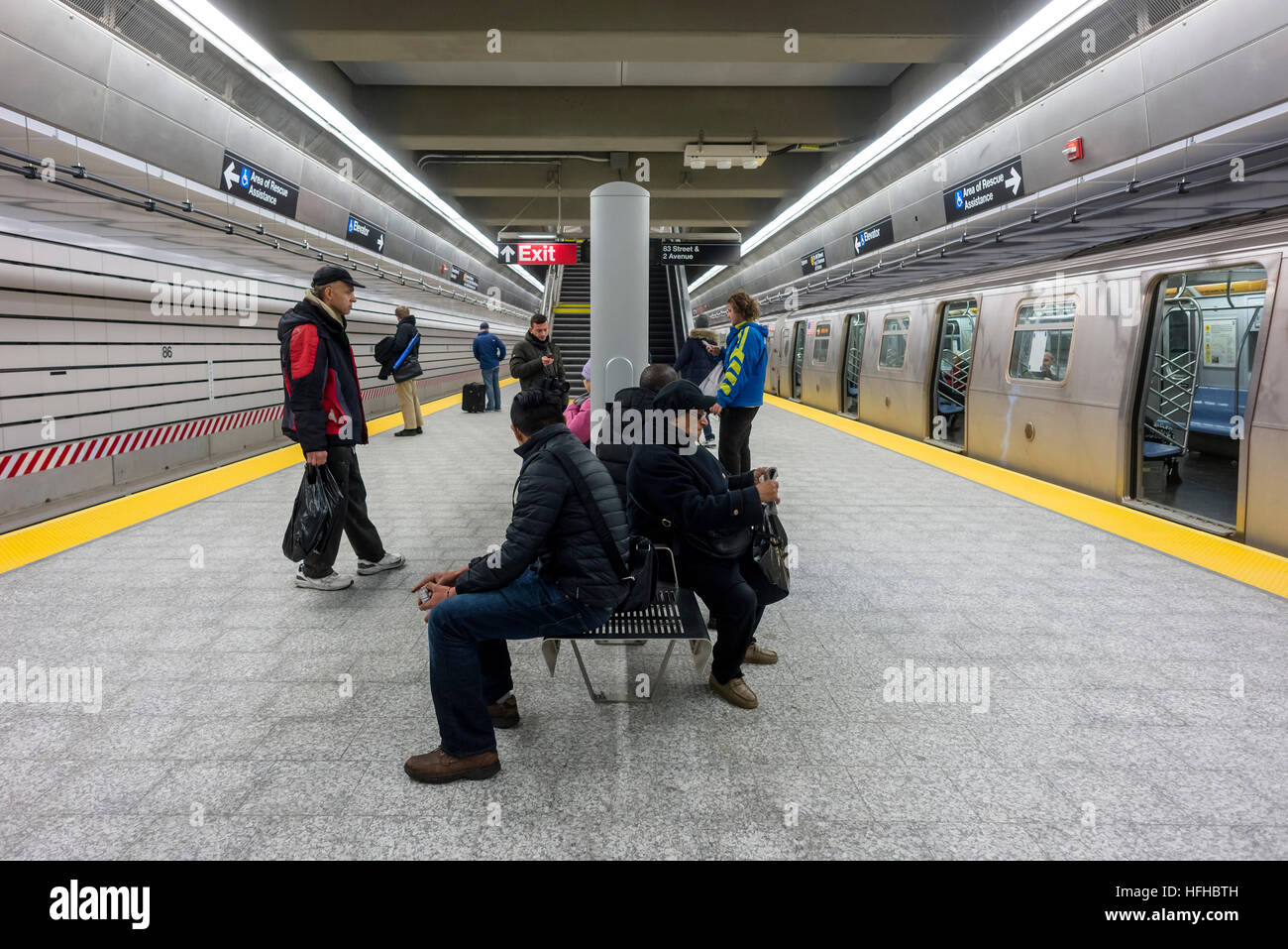 New York, États-Unis 1 janvier 2017 - Après près d'un siècle la Deuxième Avenue Subway enfin ouverte au public le jour du Nouvel An. Trois nouvelles stations, au 72e, 86e et 96e rues, ainsi qu'une extension au 63e ont été ajoutés à la BMT et coût 4,4 milliards de dollars. Le nouvel état de l'art d'une ligne de métro s'étend le long de la BMT lignes à Brighton Beach, Brooklyn. ©Stacy Walsh Rosenstock Banque D'Images