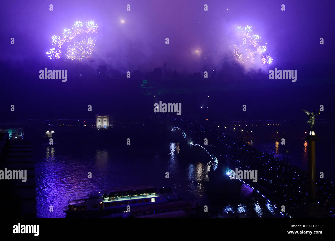 Prague, République tchèque. 06Th Jan, 2017. D'artifice du Nouvel An 2017, Prague, République tchèque, le 1er janvier 2017. © Roman Vondrous/CTK Photo/Alamy Live News Banque D'Images