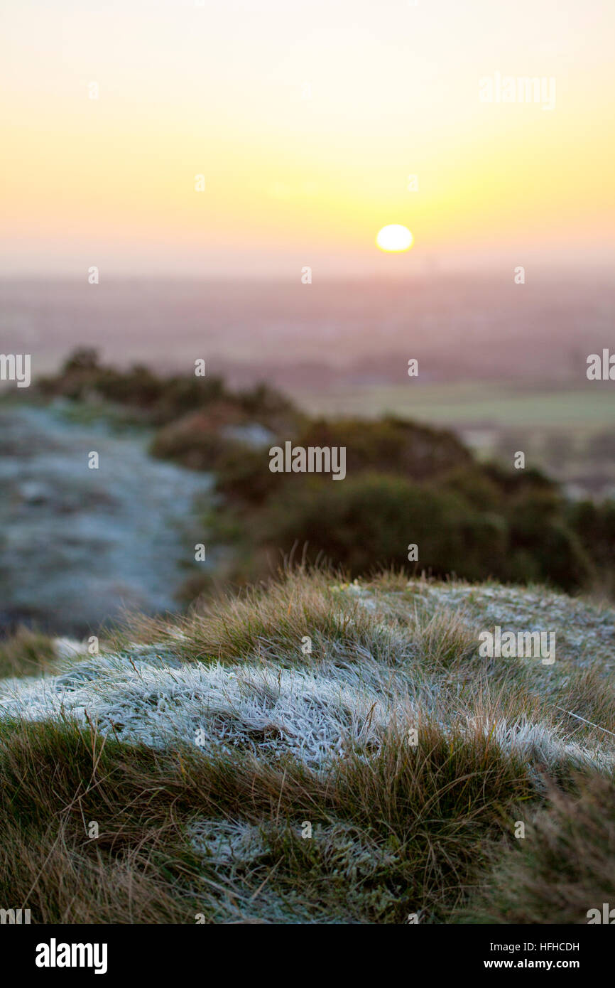 Lever du soleil sur une journée en milieu rural hivers Flintshire, Pays de Galles, Royaume-Uni Banque D'Images