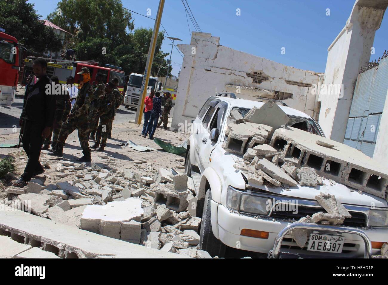 Mogadiscio. 2 Jan, 2017. Photo prise le 2 janvier 2017 montre la scène de l'attentat-suicide à Mogadiscio, capitale de la Somalie. Au moins deux personnes ont été tuées et plusieurs autres blessées dans des explosions de lits jumeaux par groupe extrémiste Al-Shabaab près de la base de la Mission de l'Union africaine en Somalie (AMISOM) et un hôtel de luxe dans la capitale Mogadishu lundi. © Faisal Miu/Xinhua/Alamy Live News Banque D'Images