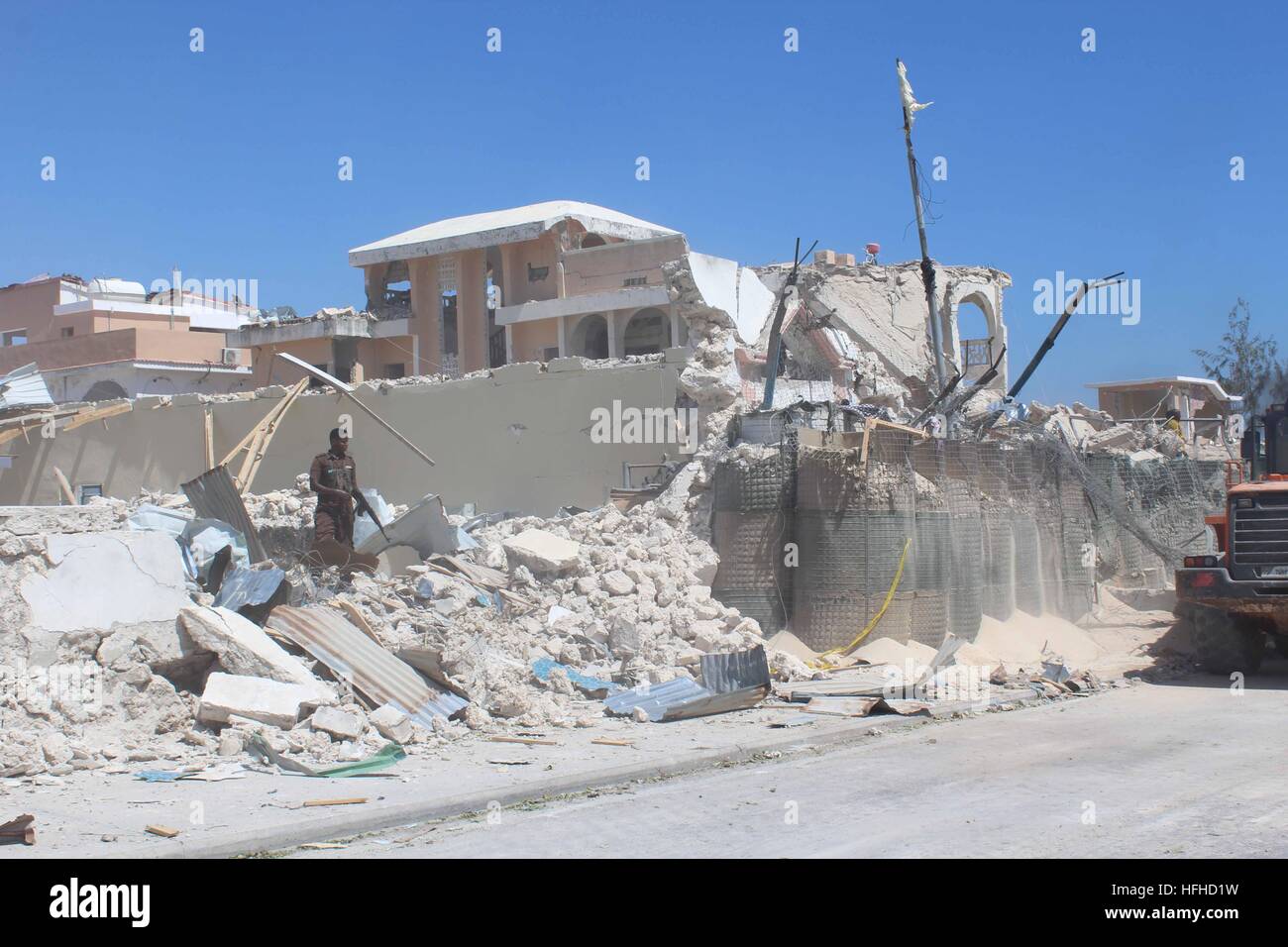 Mogadiscio, Somalie. 2 Jan, 2017. Un garde de sécurité se penche sur la scène de l'attentat-suicide à Mogadiscio, capitale de la Somalie, le 2 janvier, 2017. Au moins deux personnes ont été tuées et plusieurs autres blessées dans des explosions de lits jumeaux par groupe extrémiste Al-Shabaab près de la base de la Mission de l'Union africaine en Somalie (AMISOM) et un hôtel de luxe dans la capitale Mogadishu lundi. © Faisal Miu/Xinhua/Alamy Live News Banque D'Images