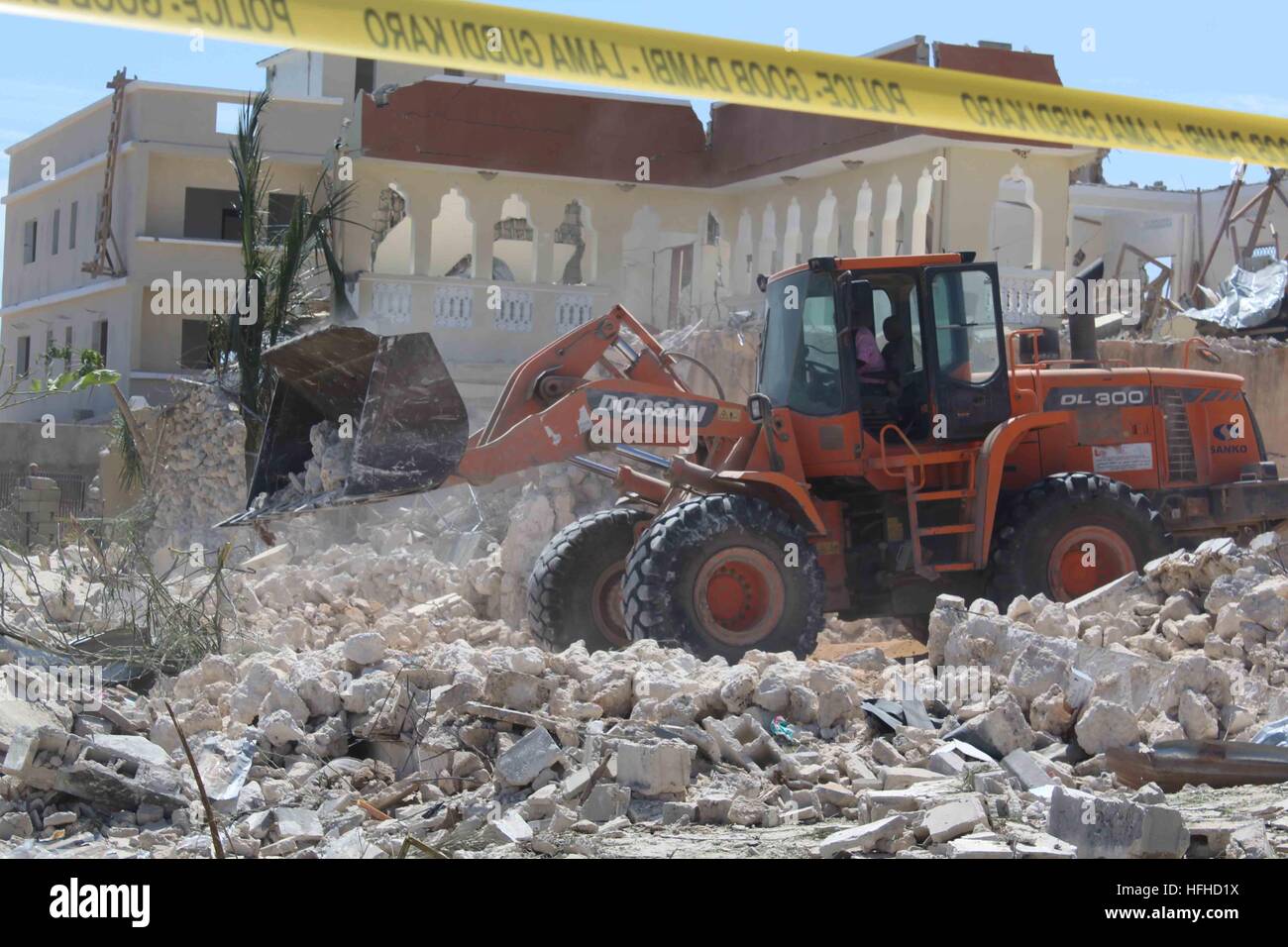 Mogadiscio, Somalie. 2 Jan, 2017. Un bulldozer nettoie à la scène de l'attentat-suicide à Mogadiscio, capitale de la Somalie, le 2 janvier, 2017. Au moins deux personnes ont été tuées et plusieurs autres blessées dans des explosions de lits jumeaux par groupe extrémiste Al-Shabaab près de la base de la Mission de l'Union africaine en Somalie (AMISOM) et un hôtel de luxe dans la capitale Mogadishu lundi. © Faisal Miu/Xinhua/Alamy Live News Banque D'Images