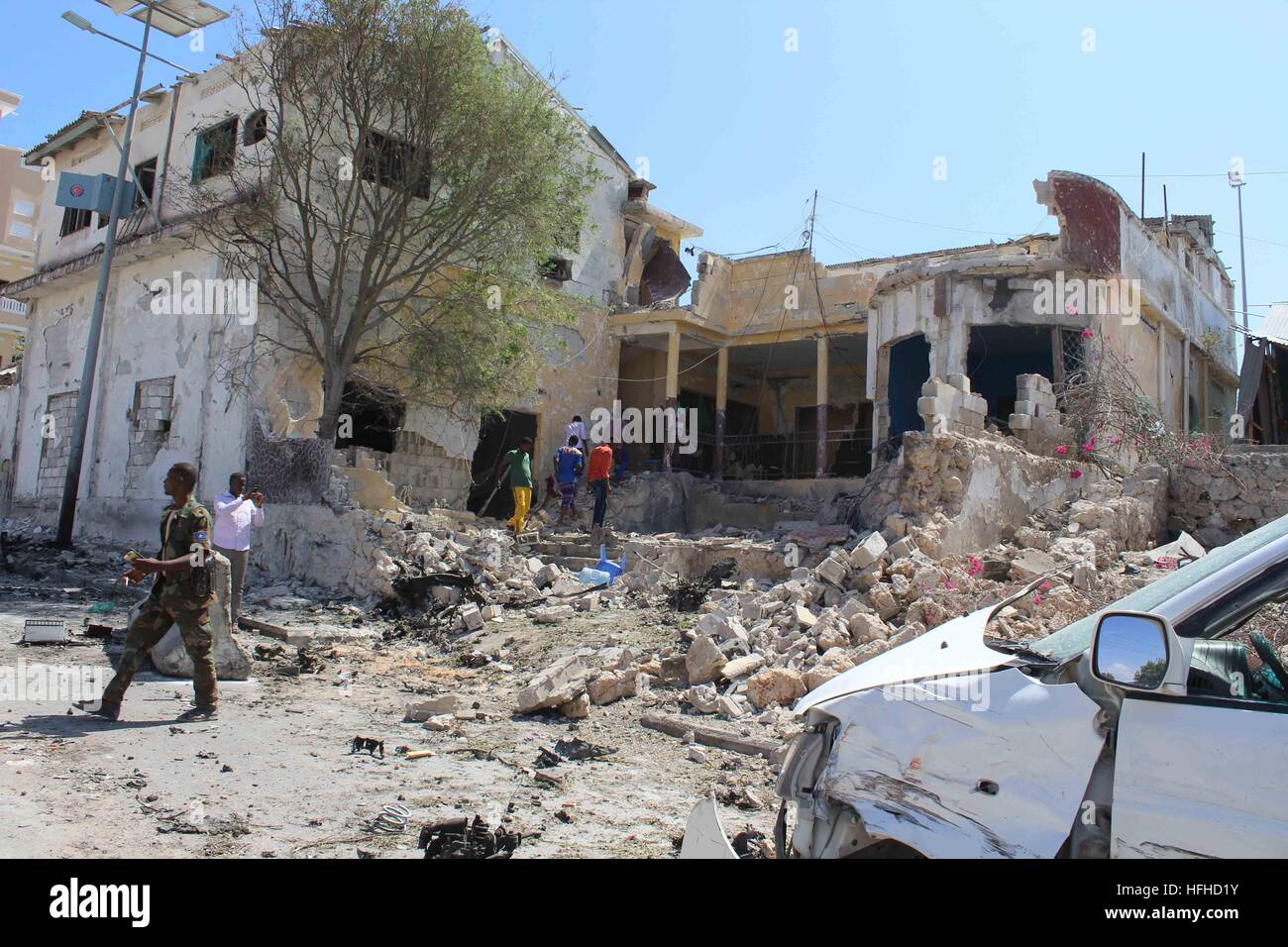 Mogadiscio. 2 Jan, 2017. Photo prise le 2 janvier 2017 montre la scène de l'attentat-suicide à Mogadiscio, capitale de la Somalie. Au moins deux personnes ont été tuées et plusieurs autres blessées dans des explosions de lits jumeaux par groupe extrémiste Al-Shabaab près de la base de la Mission de l'Union africaine en Somalie (AMISOM) et un hôtel de luxe dans la capitale Mogadishu lundi. © Faisal Miu/Xinhua/Alamy Live News Banque D'Images