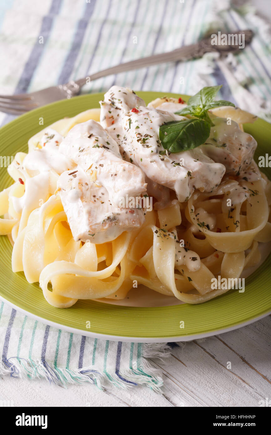 Alfredo pâtes au poulet et à la crème sur une assiette. La verticale Banque D'Images