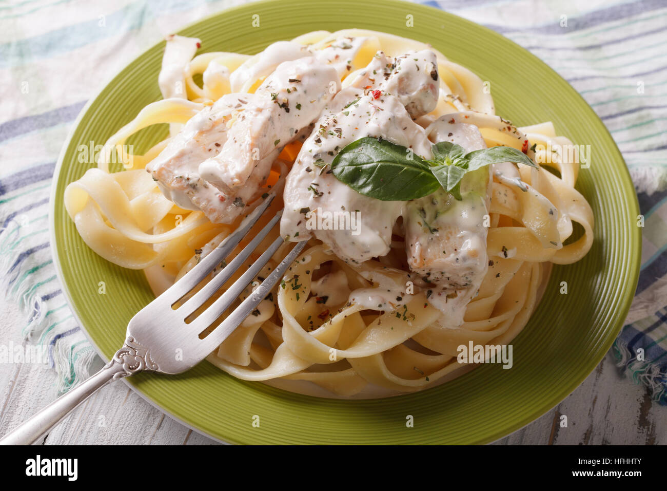 Fettuccini alfredo pâtes avec gros plan de poulet sur une plaque horizontale. Banque D'Images