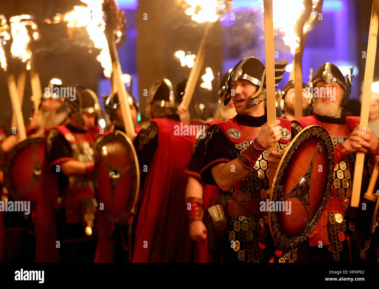 L'événement d'ouverture des célébrations de Hogmanay à Édimbourg commence par la procession annuelle de Torchlight, Alors que des milliers de porteurs de torche dirigés par les Vikings Up Helly AA de Shetland (photo) et les tuyaux et tambours massés défilent dans le centre-ville jusqu'à une finale spectaculaire de feux d'artifice avant les célébrations de Hogmanay pour le nouvel an. Banque D'Images