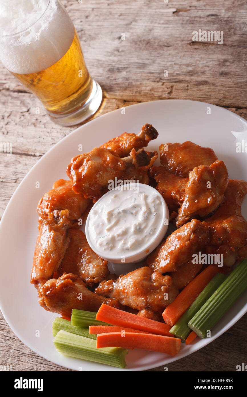 Hot Wings buffalo avec sauce blanche et de la bière sur la table verticale  close-up Photo Stock - Alamy