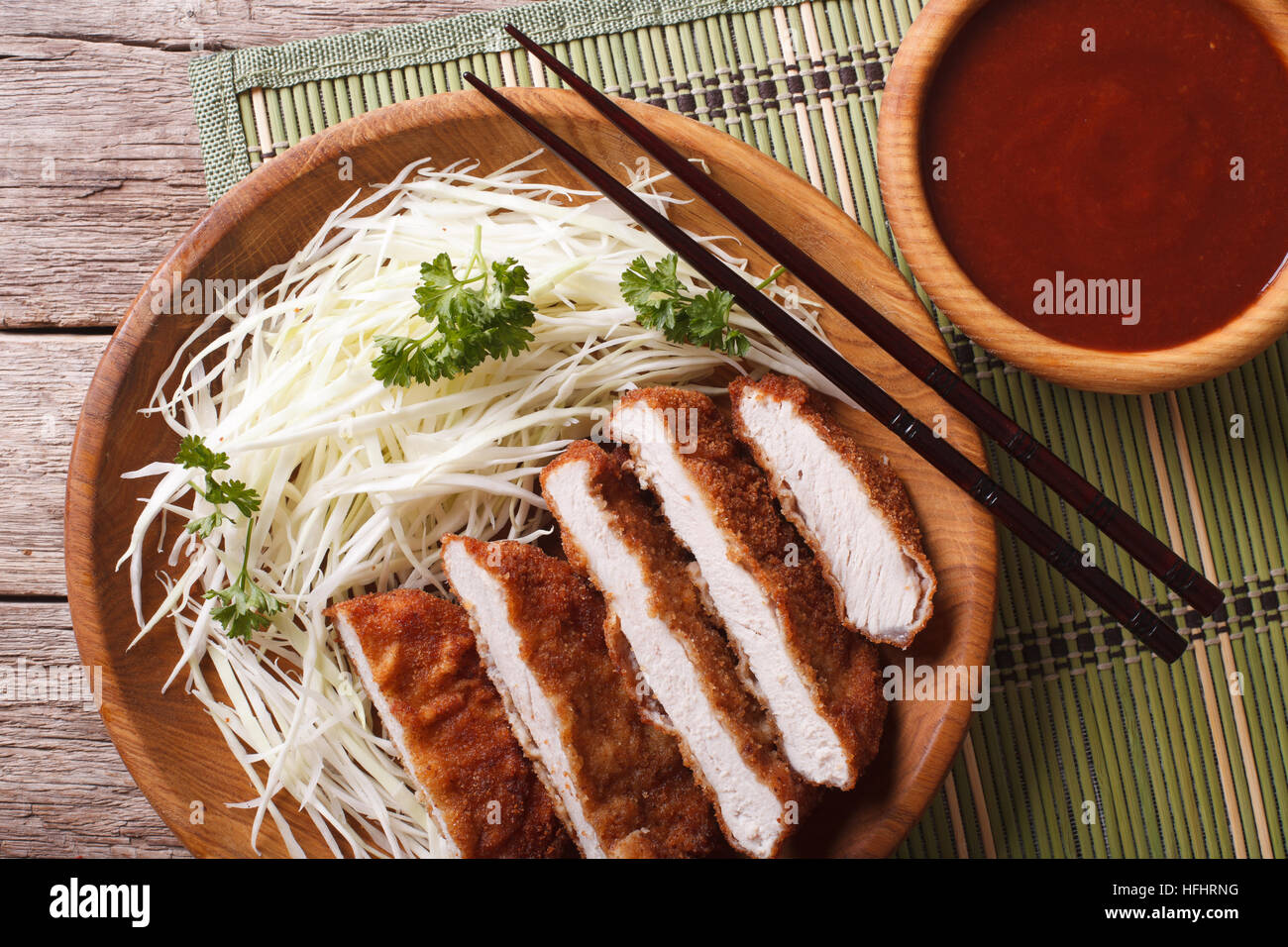 Tonkatsu porc frit pané japonais dont la tranche horizontale Vue de dessus gros plan de chou Banque D'Images