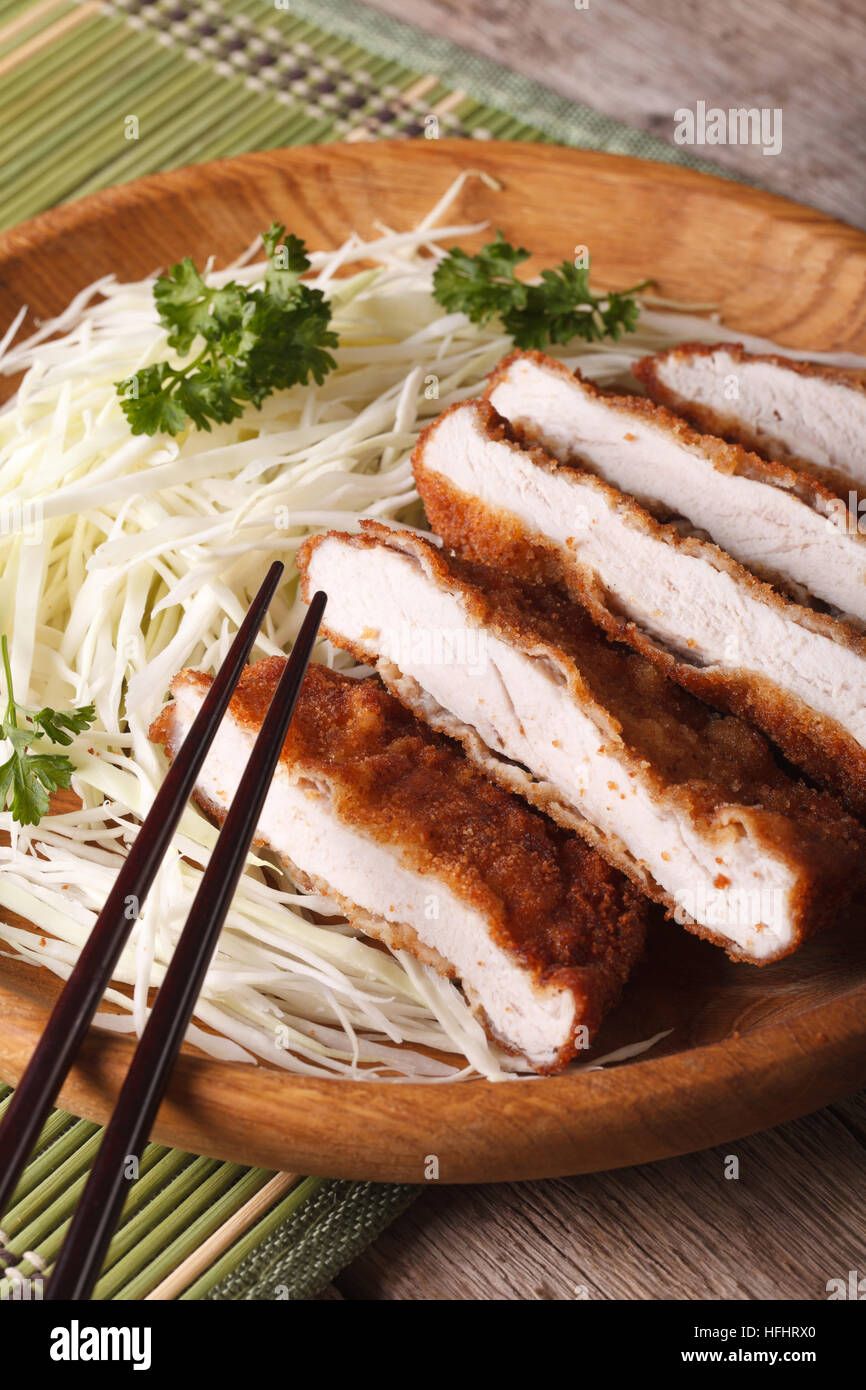 Tonkatsu frit pané japonais escalope de porc servez avec du chou tranche libre. La verticale Banque D'Images