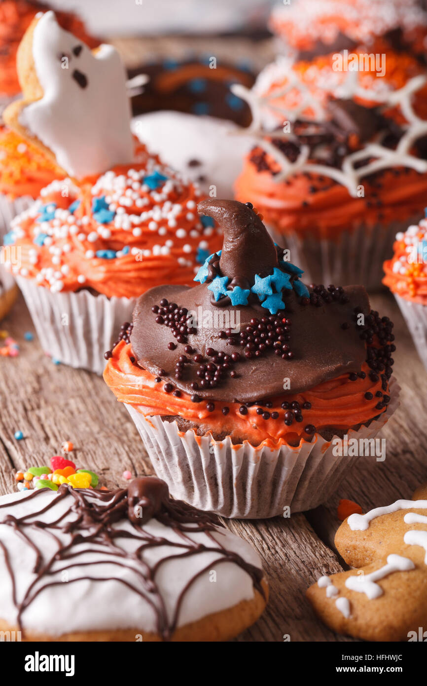 Cupcakes Halloween avec des fantômes et chapeau de sorcière close-up sur la  table verticale Photo Stock - Alamy
