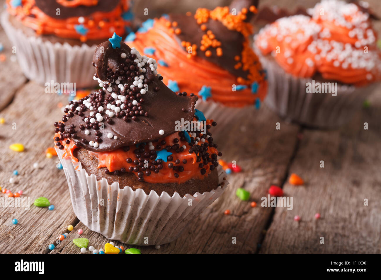 Funny Halloween colorés cupcakes au chocolat décoré de hat sur une table horizontale de près. Banque D'Images